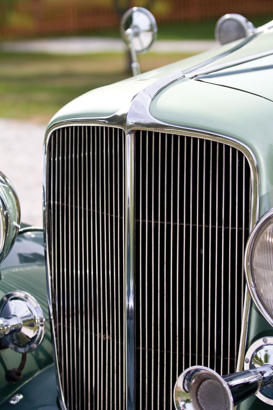Детали экстерьера Auburn 8-105 Salon Dual Ratio Convertible Sedan 1933 года  (фото 20 из 48)